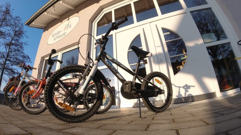 Fahrräder und Roller 