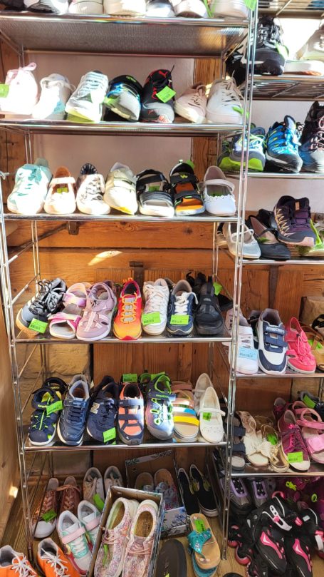 Bilder mit Ware in der Kinderscheune in Owingen