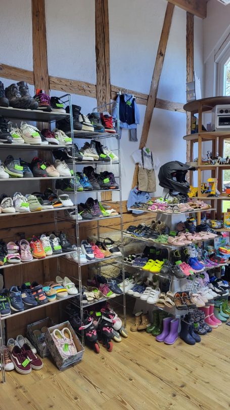 Bilder mit Ware in der Kinderscheune in Owingen