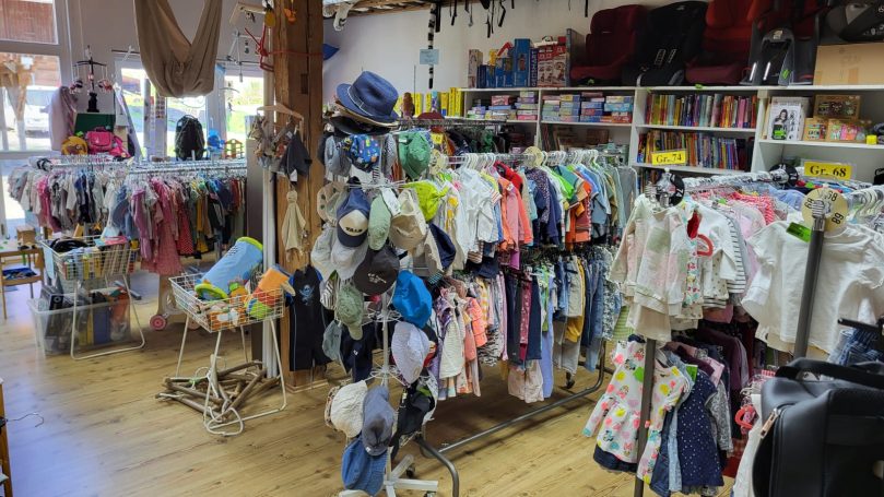 Bilder mit Ware in der Kinderscheune in Owingen