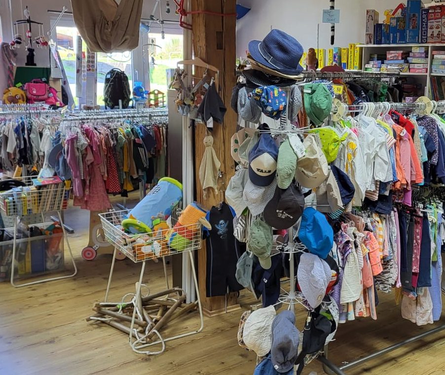 Bilder mit Ware in der Kinderscheune in Owingen
