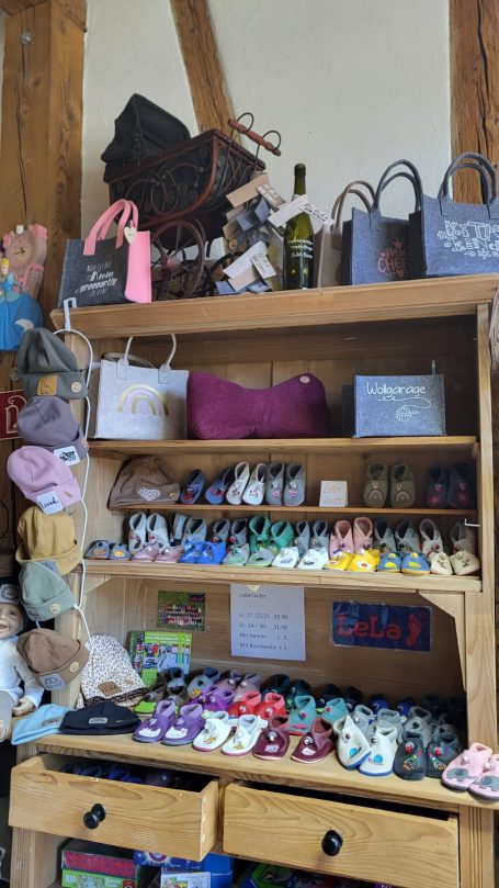 Bilder mit Ware in der Kinderscheune in Owingen