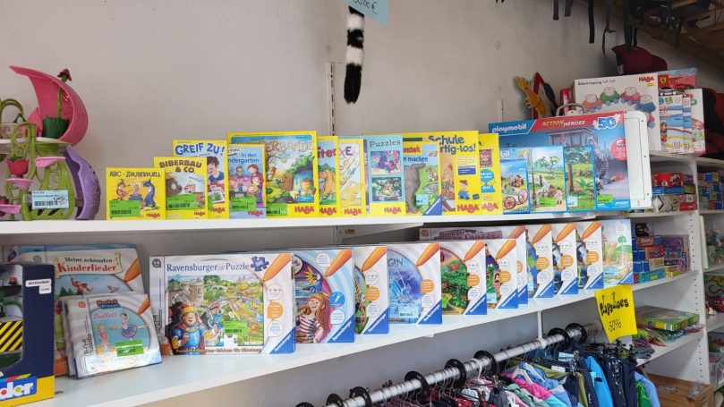 Bilder mit Ware in der Kinderscheune in Owingen